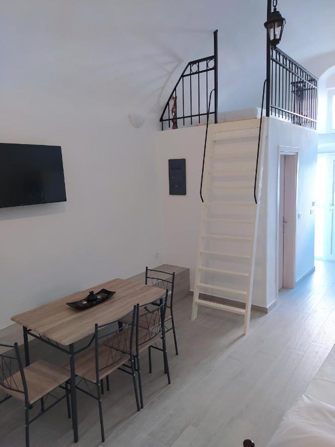 Mentoras' Complex Appartement Emporio  Buitenkant foto